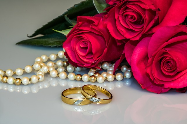 snubní prsteny a růže