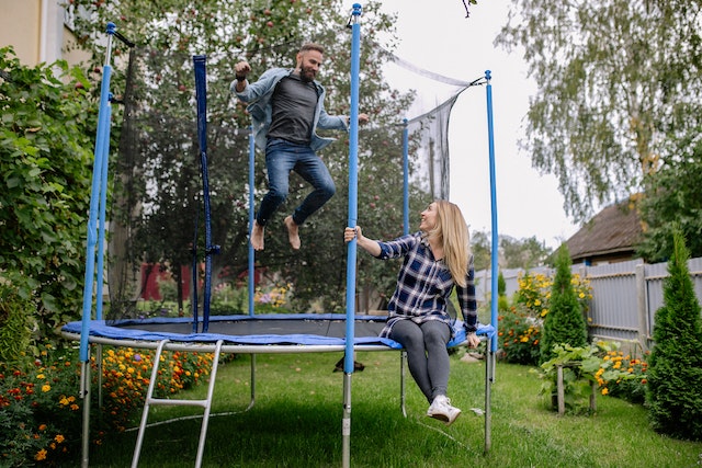 skoky na trampolíně